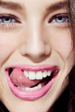 Девушка с языком