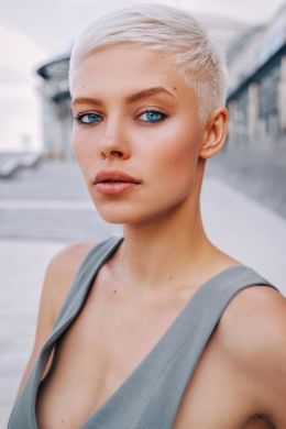 Российская актриса с короткими белыми волосами