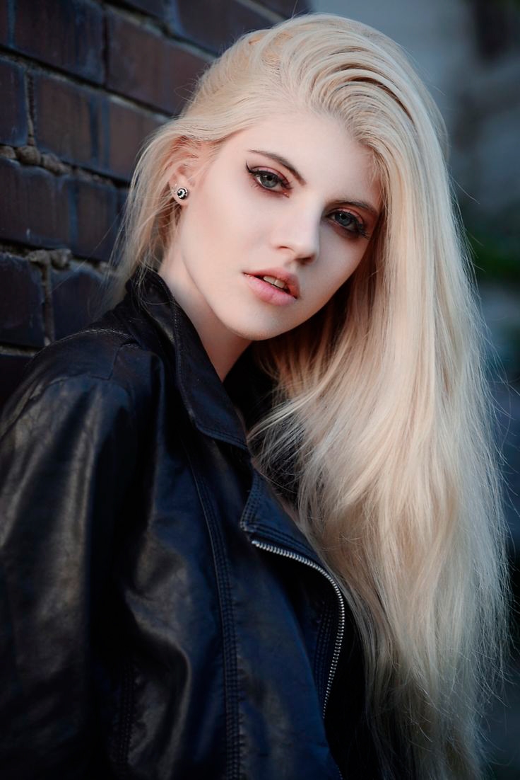 Блондинка с бледной кожей