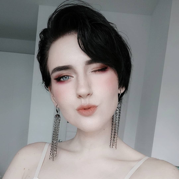 Бледная девушка