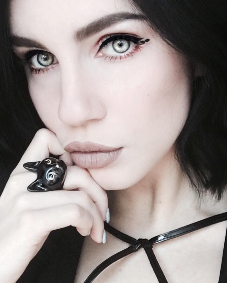 Макияж ангел с тёмными волосами