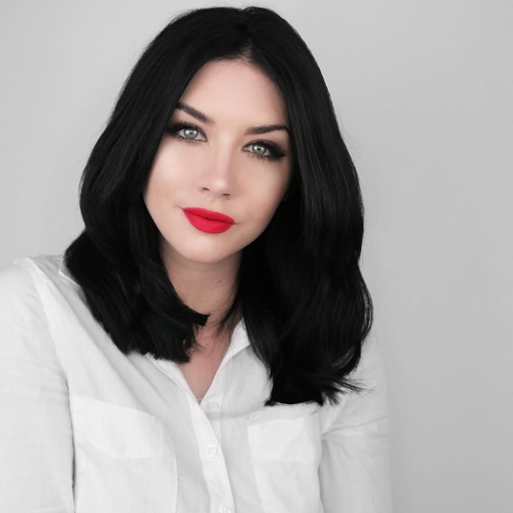 Белая кода м черные волосы