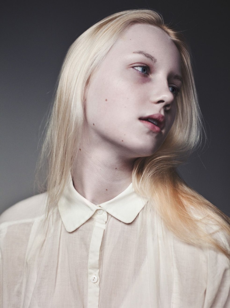 Девушки со светлыми бровями