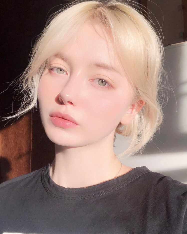 Бледная девушка