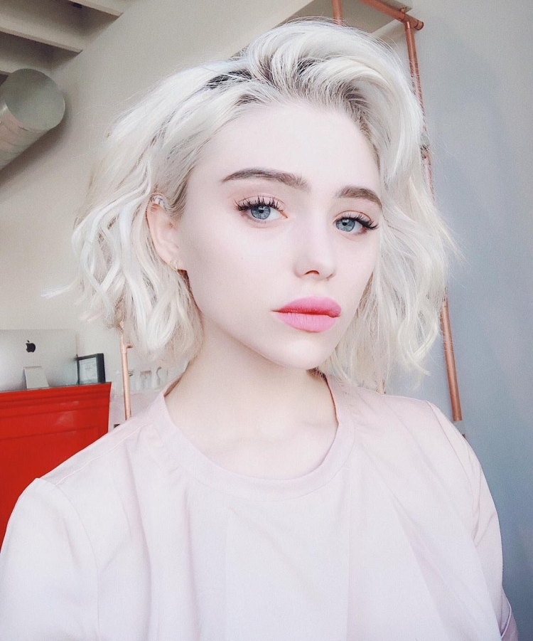 Девушка с белыми волосами селфи