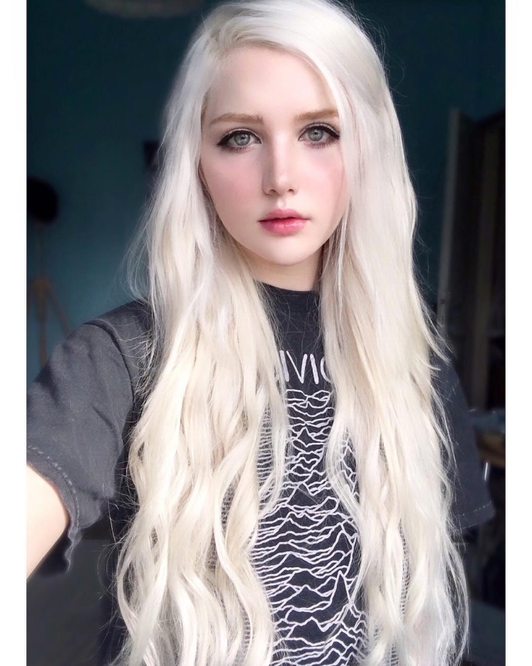 Айси Тенши бледная