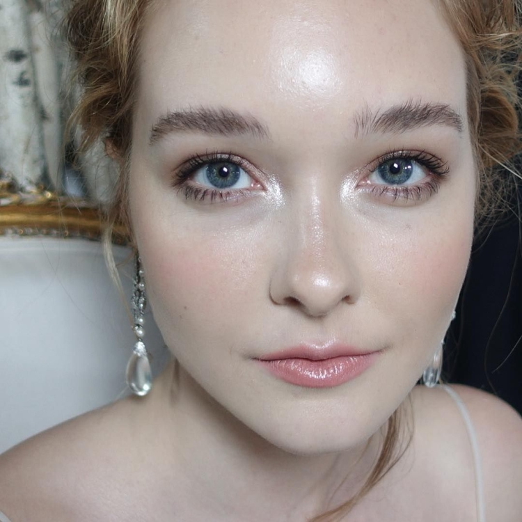 Черные волосы и голубые глаза