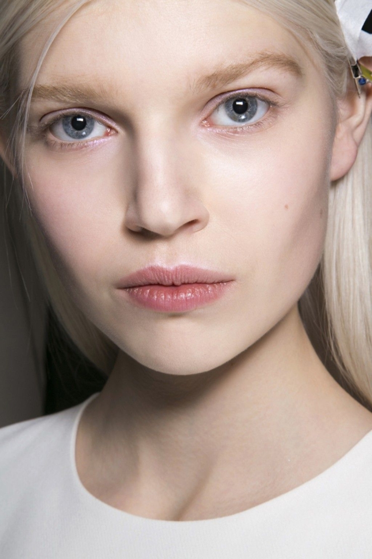 Девушки с бледной кожей