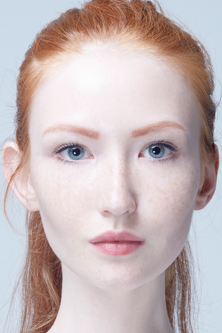 Dove Cameron со светлыми волосами