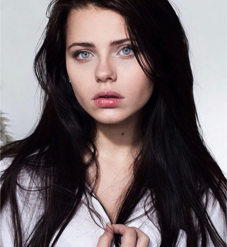 Девушка без макияжа