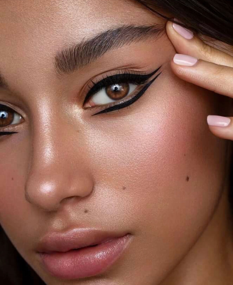 Раскосые миндалевидные глаза