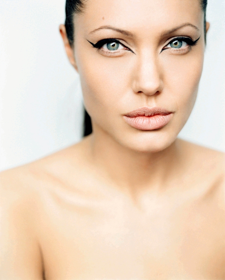 Легкий нюдовый макияж