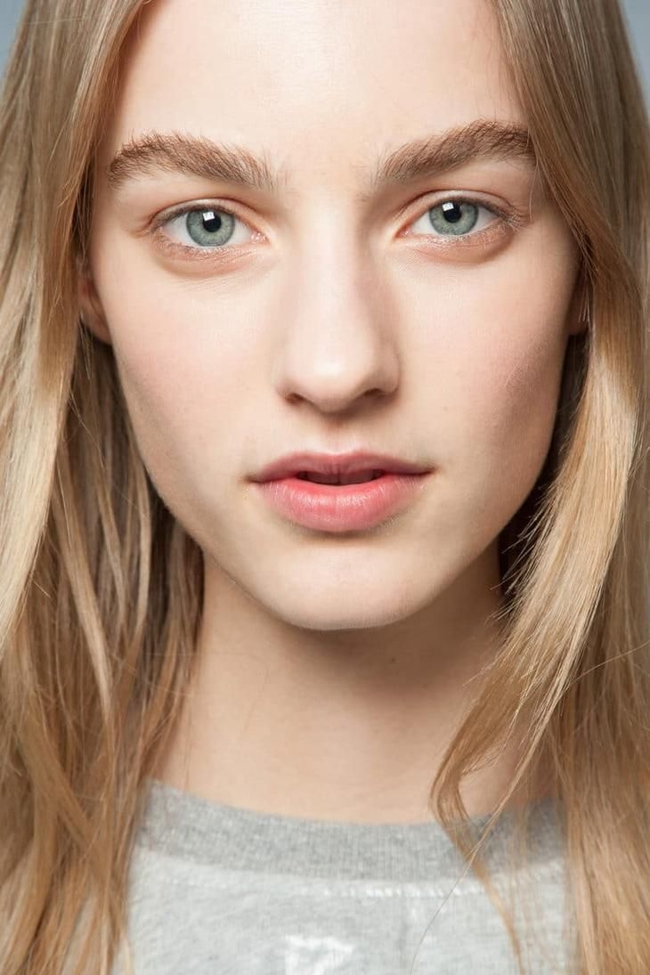 Густые светлые брови