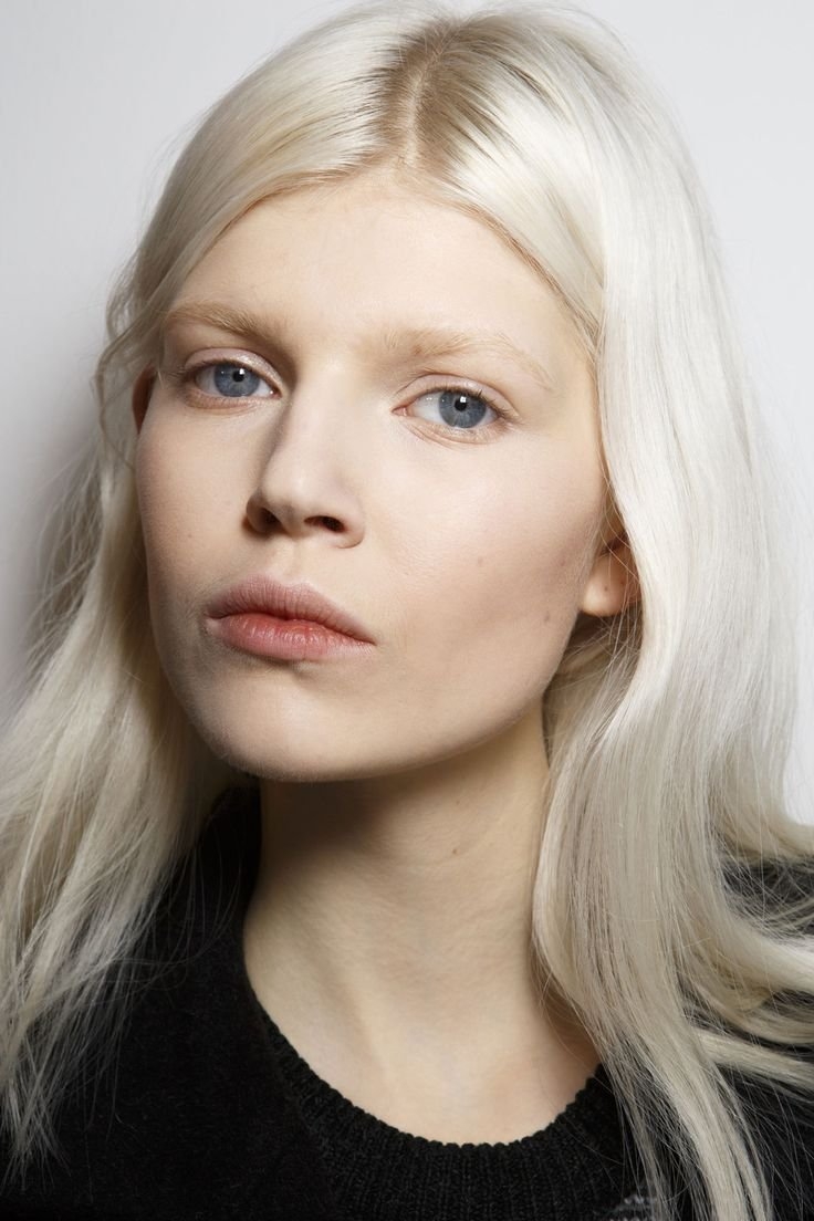 Маша Миногарова с белыми бровями