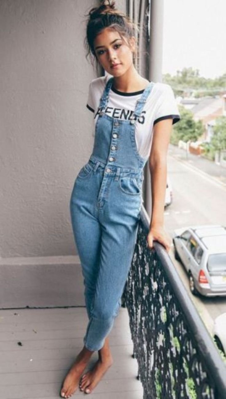 Девушка в комбинезоне