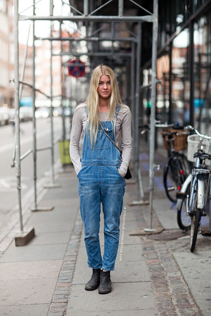 Девушка в обтягивающих джинсах и майке