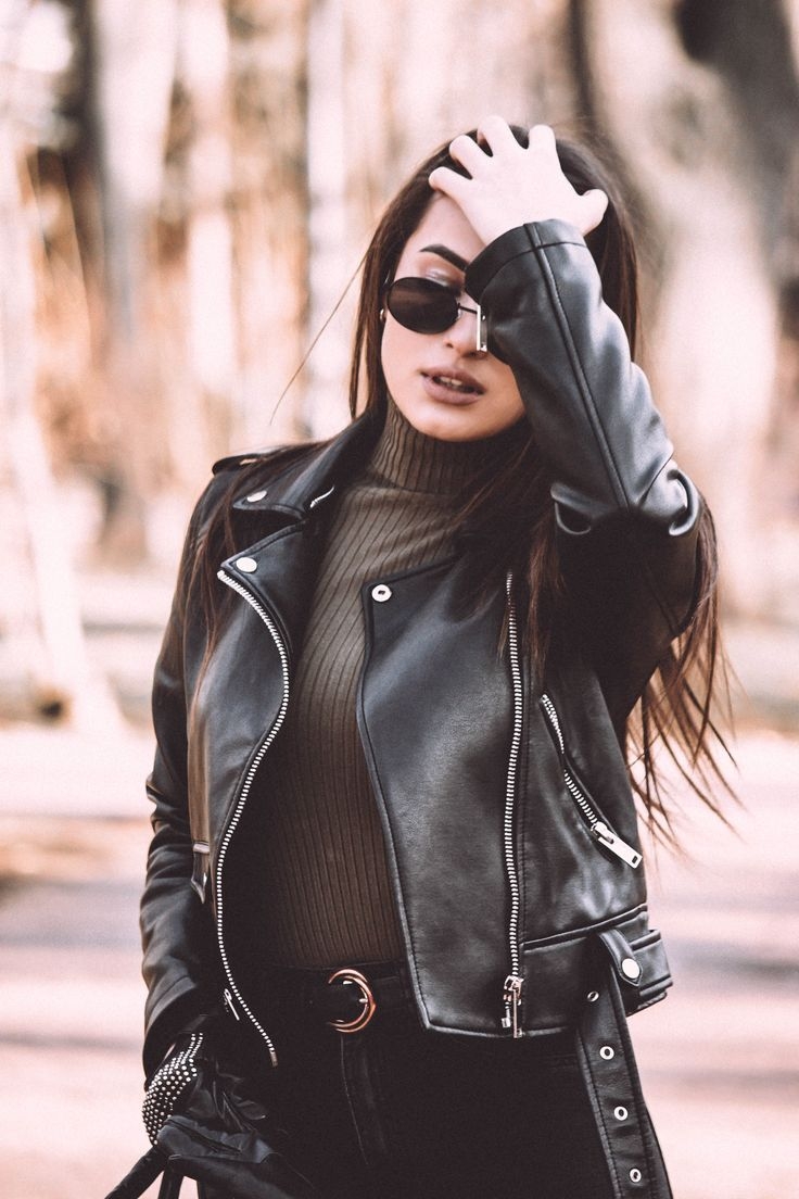 Девушка в мокрой Кожанке