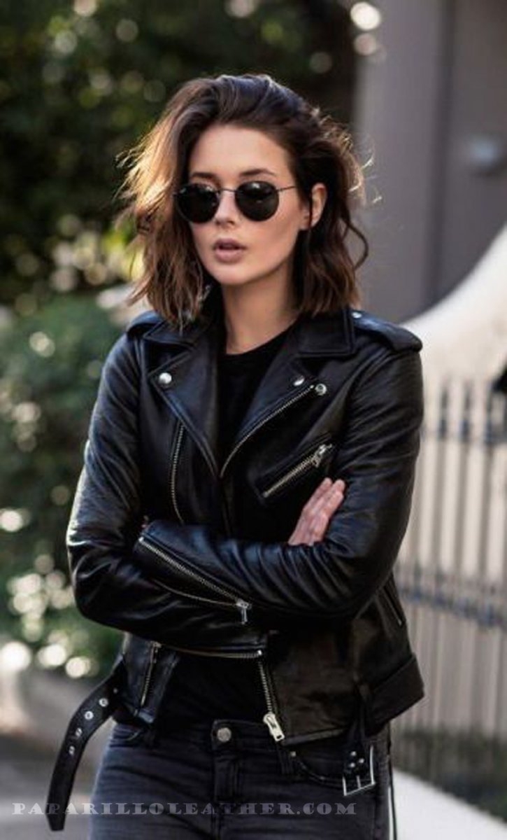 Девушка в кожаной куртке и шляпе