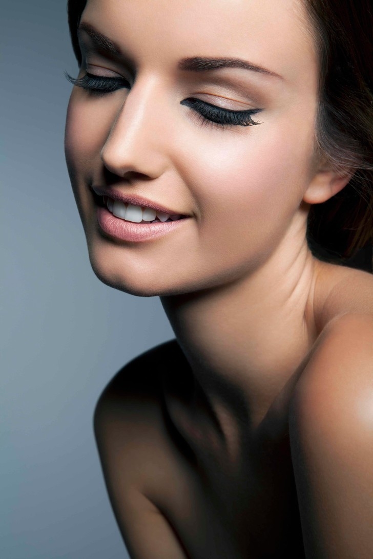 Девушка с красивыми ресницами