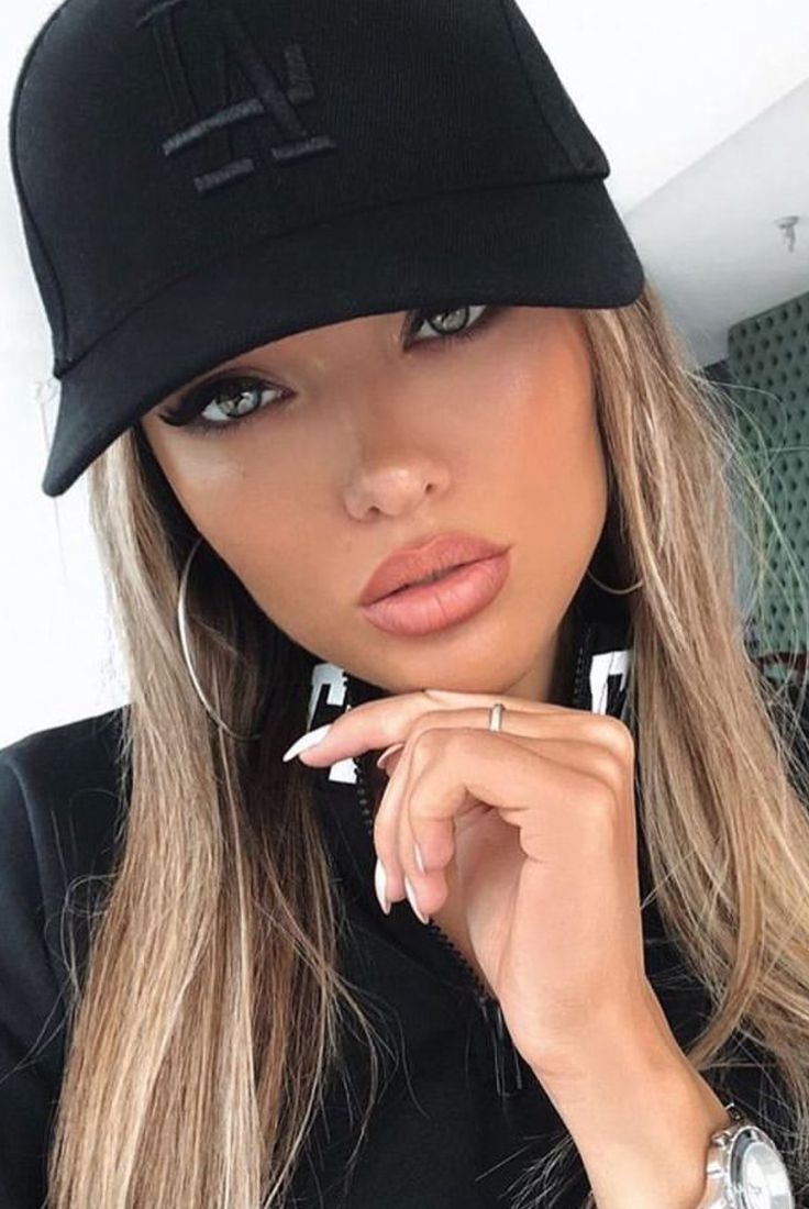 Блондинка в черной бейсболке
