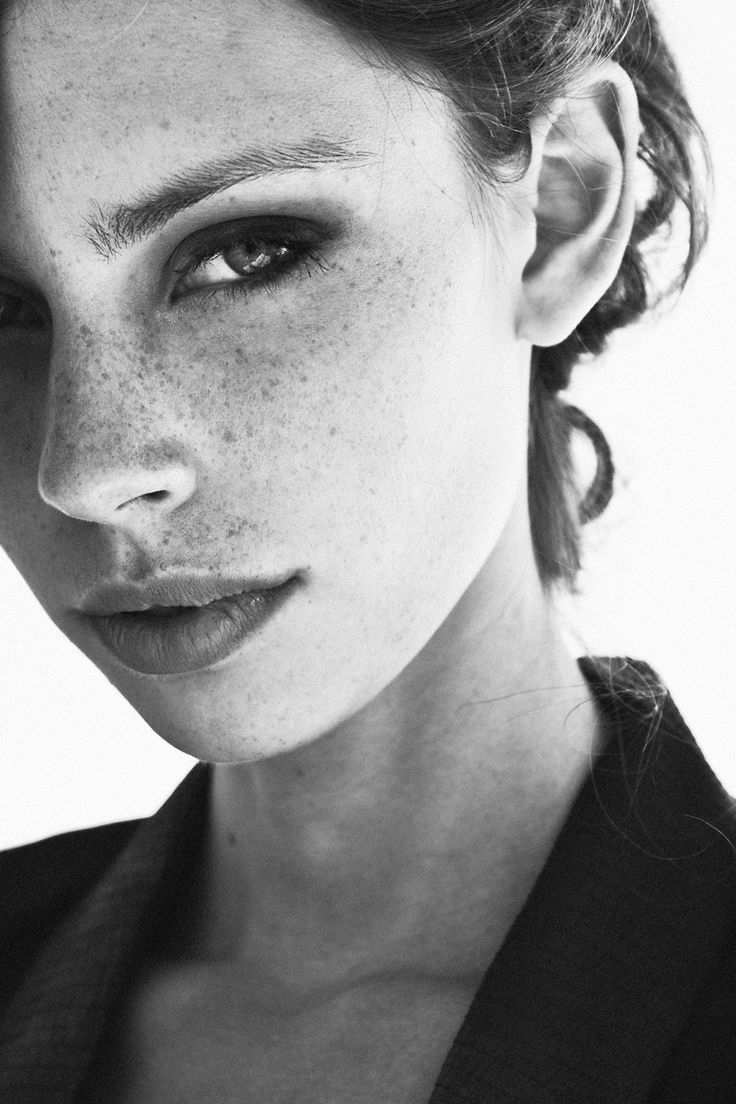 Черно-белый портрет девушки