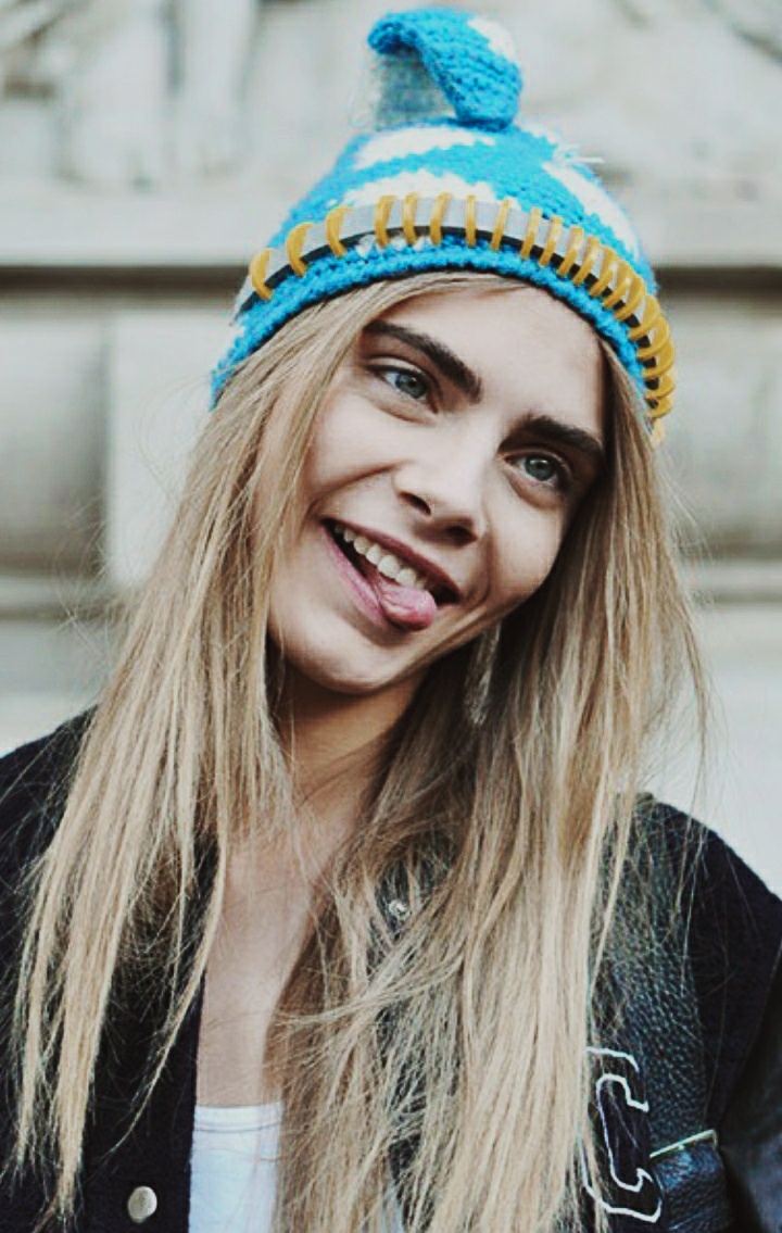 Кара Делевинь кривляется