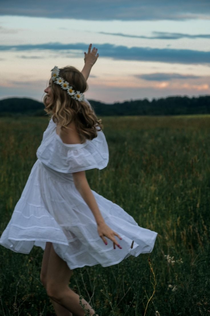 Девушка в платье в поле