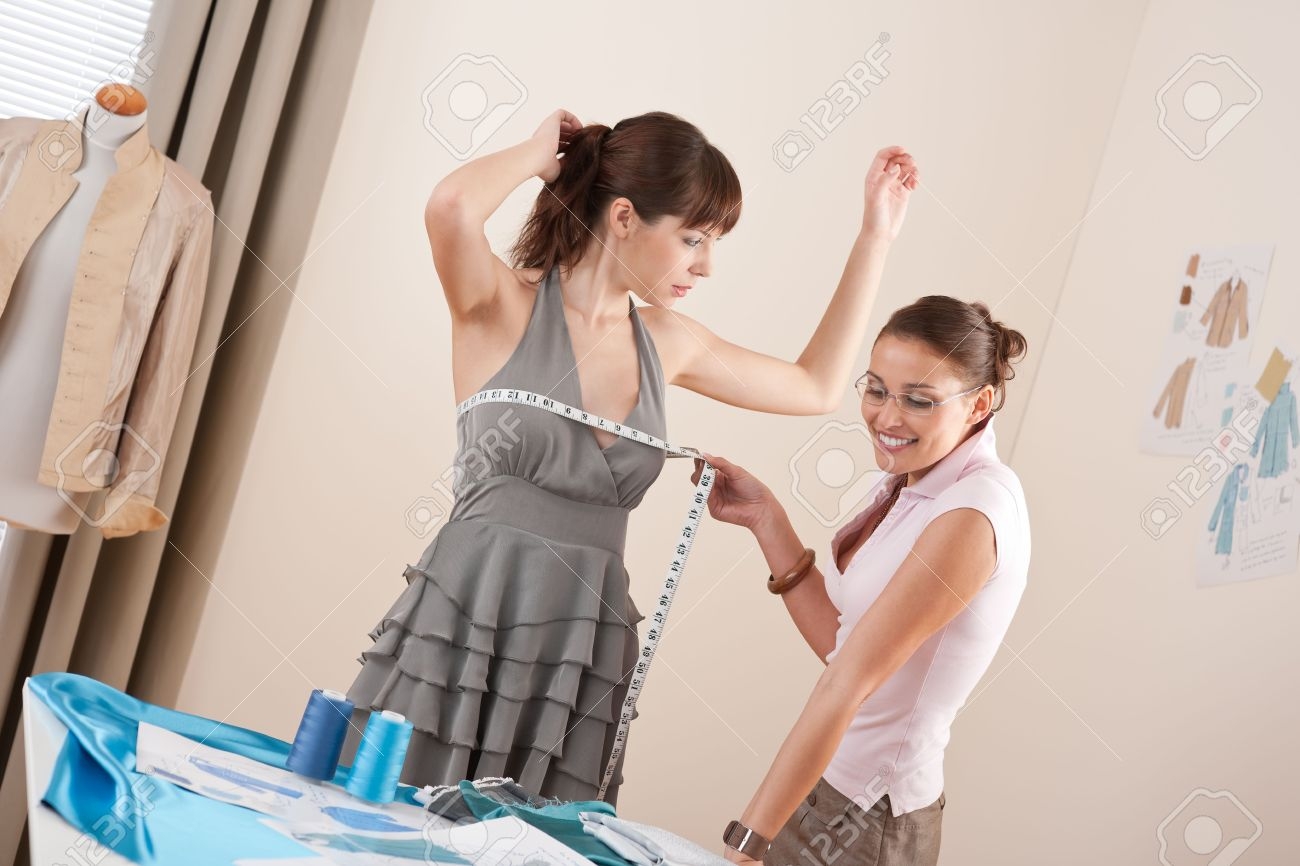 Женщина меряет платье