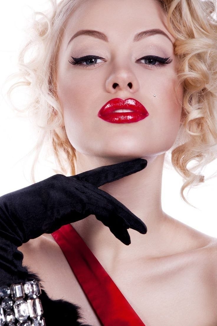 Страшная накрашенная тётка