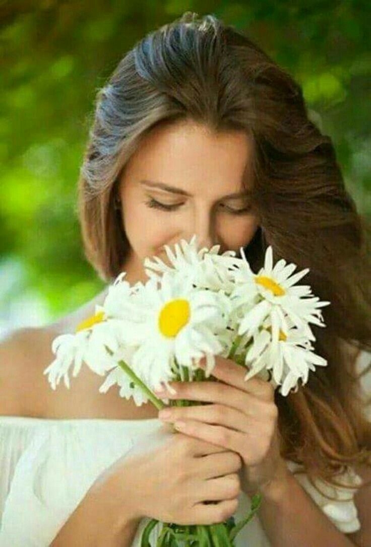 Девушка с ромашками