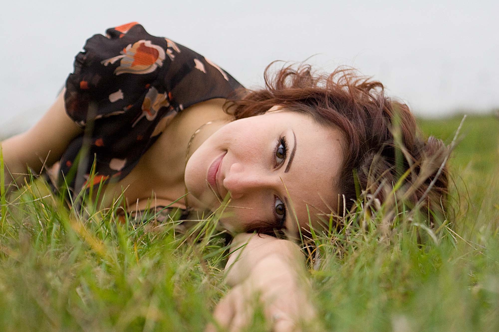 Фото девушка лежит на траве фото