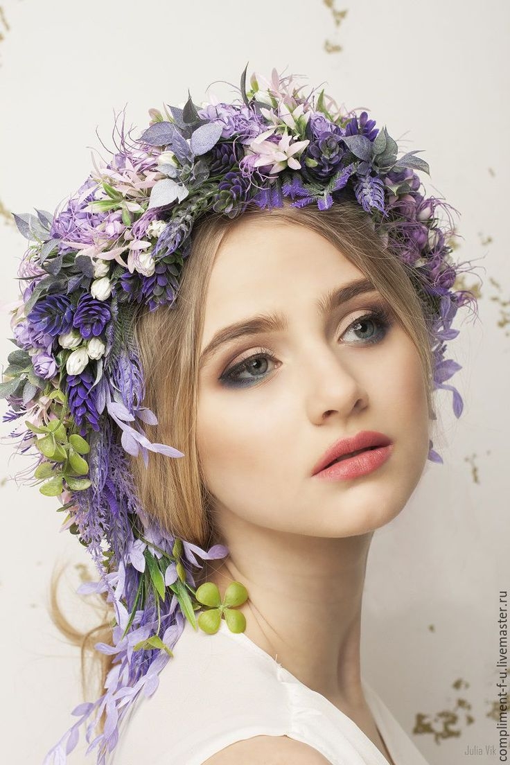 Девушка с цветами в волосах