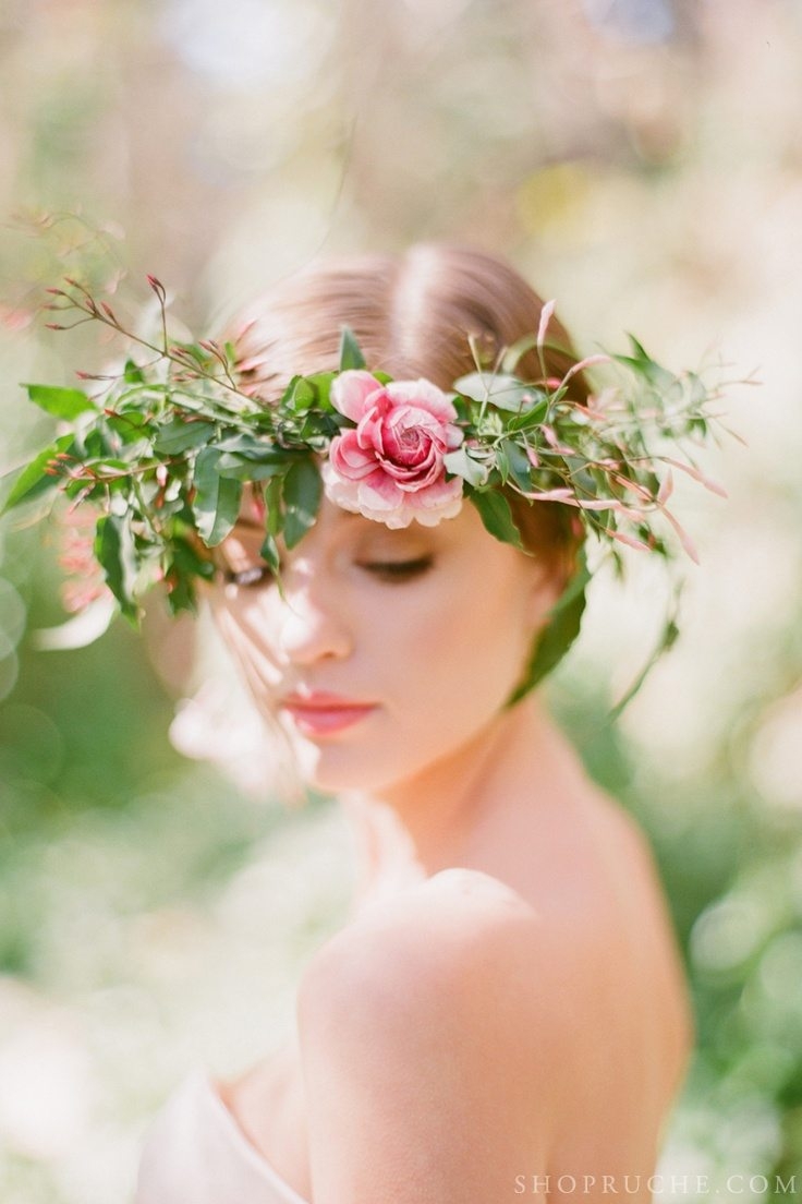 Девушка в венке