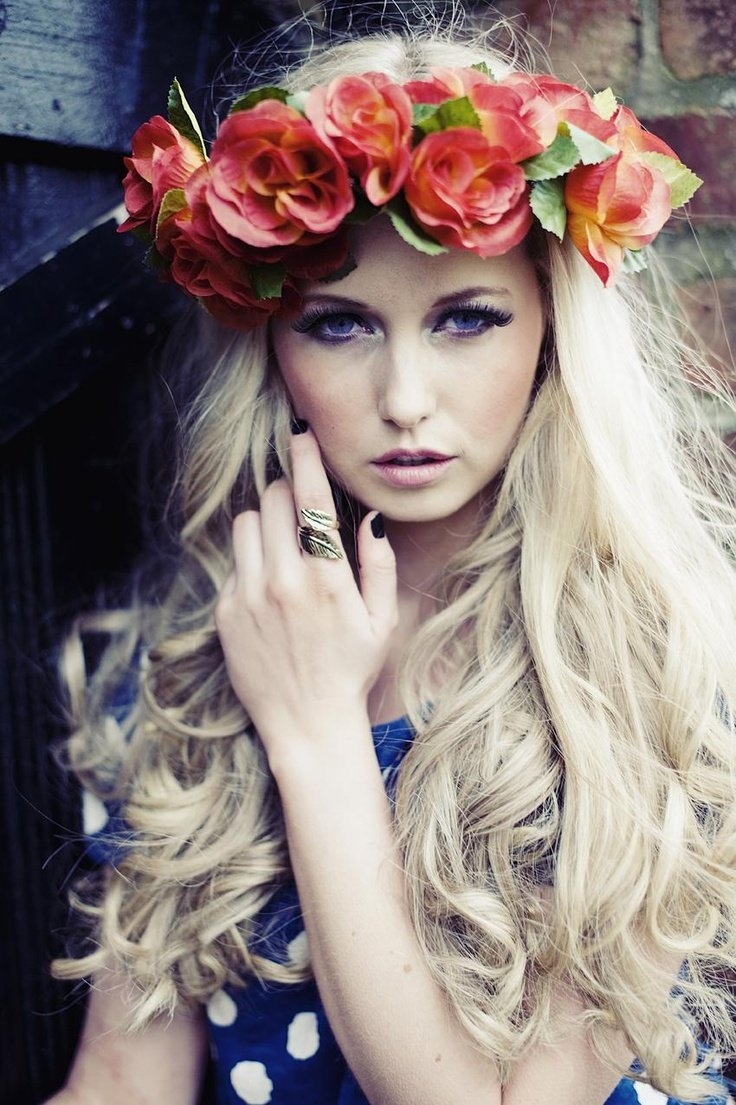 Девушка с венком на голове