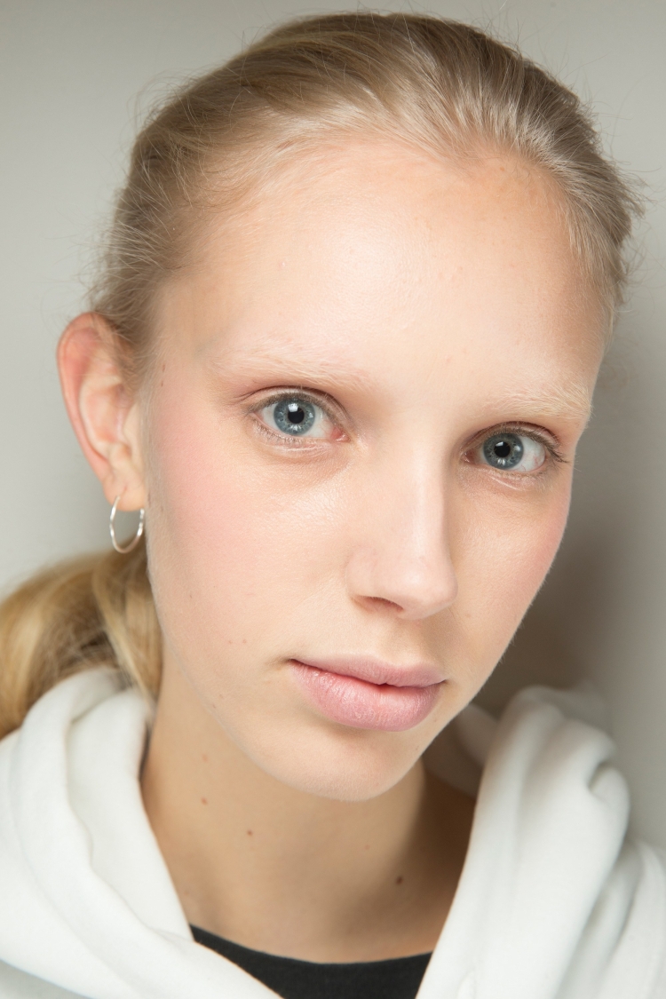 Обесцвеченные брови