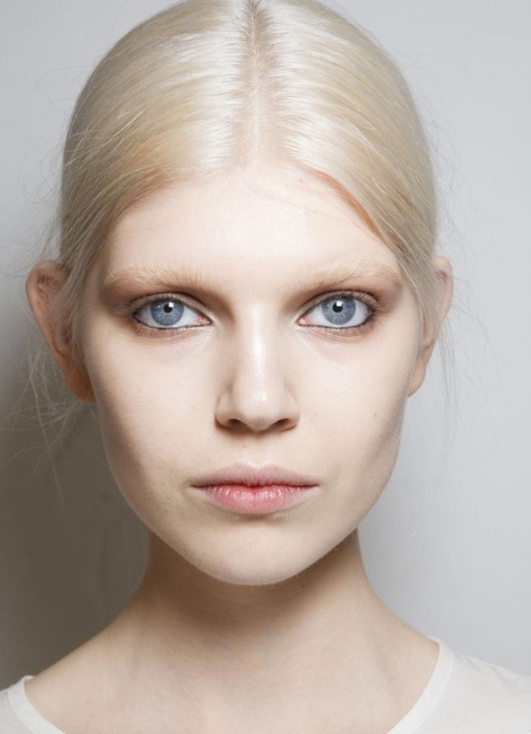 Светлые брови