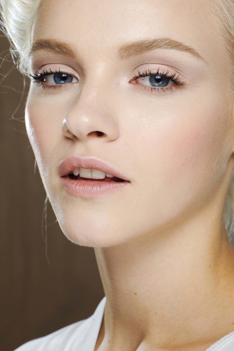 Блондинка с белыми бровями