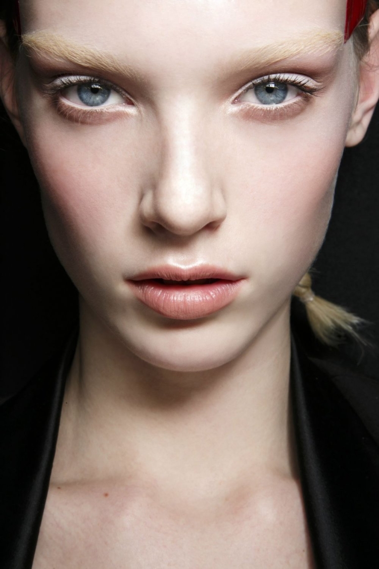 Обесцвеченные брови