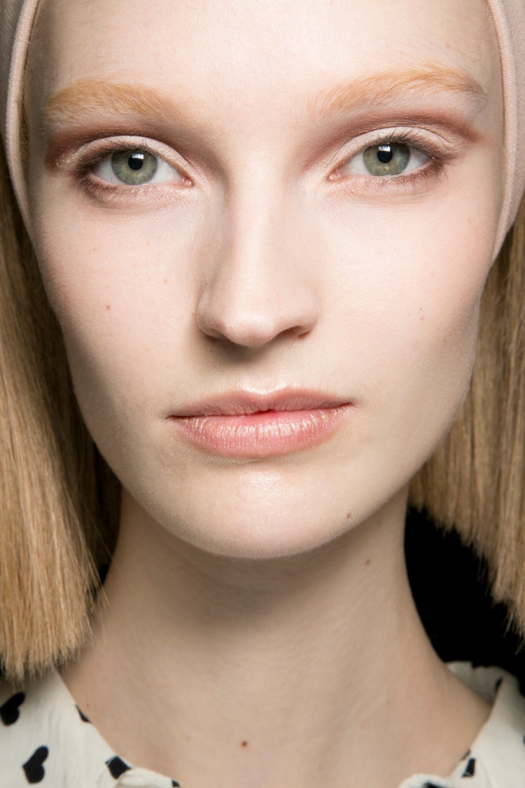 Саша Лусс брови