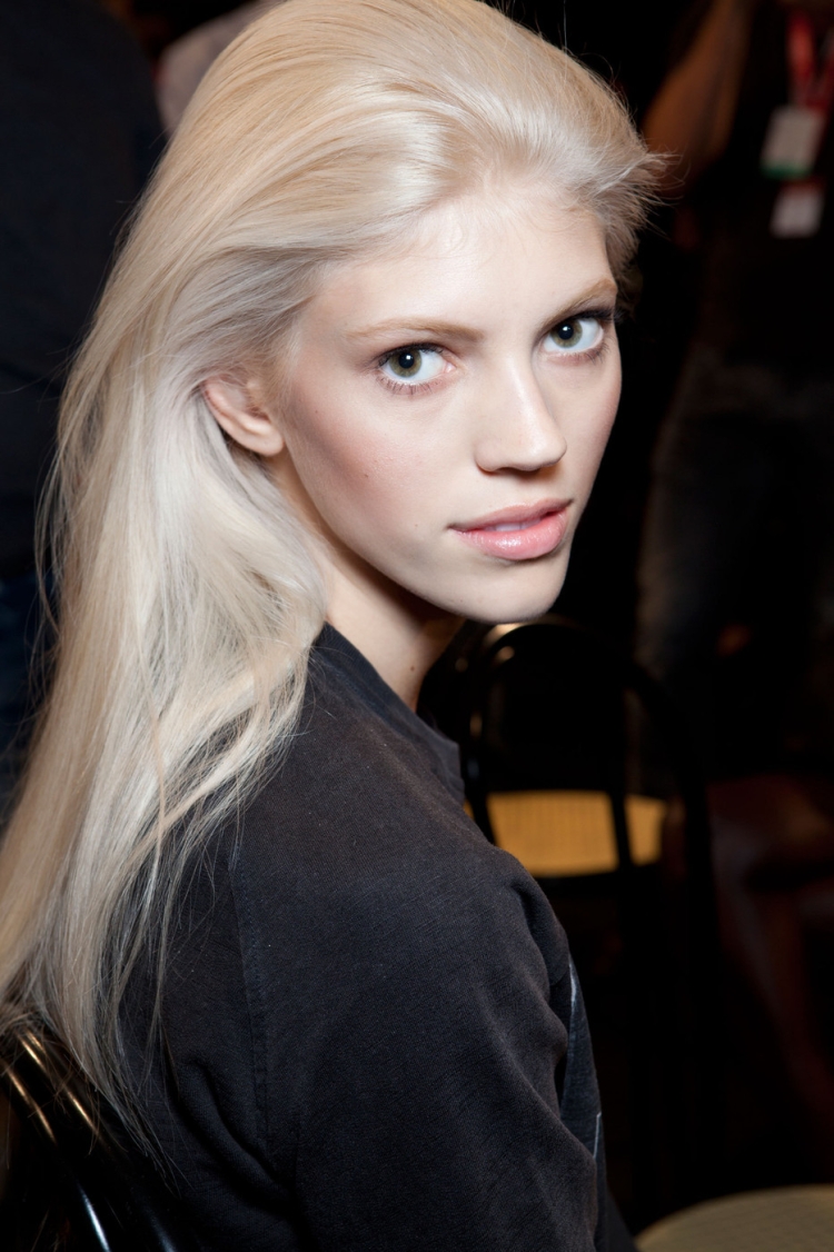 Осветленные брови