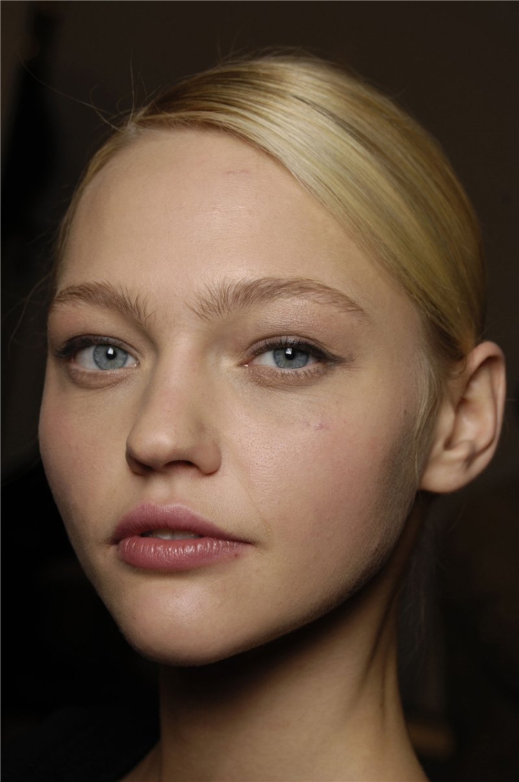 Девушки со светлыми бровями