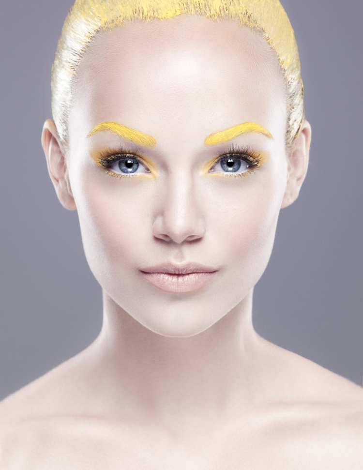 Девушки со светлыми бровями