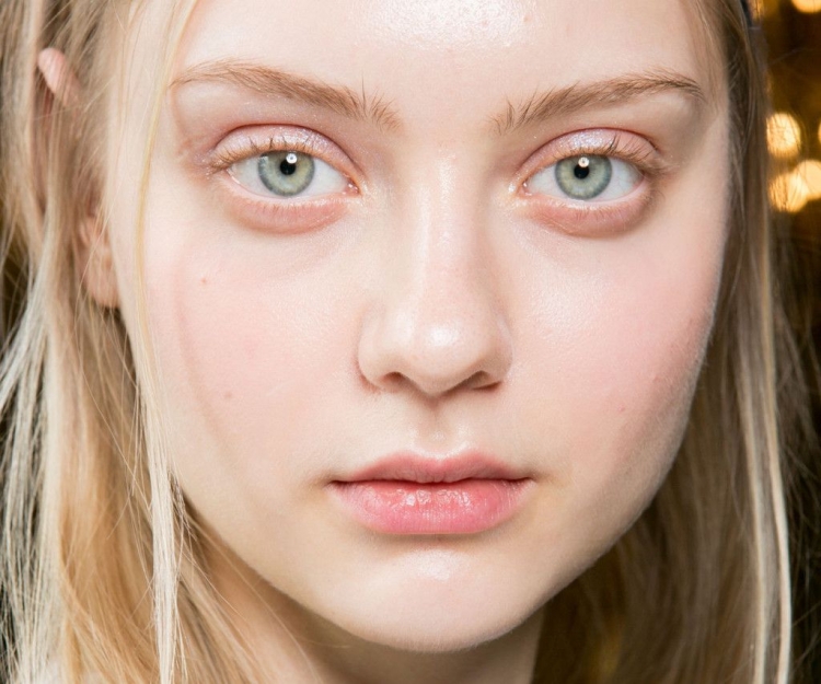 Густые светлые брови