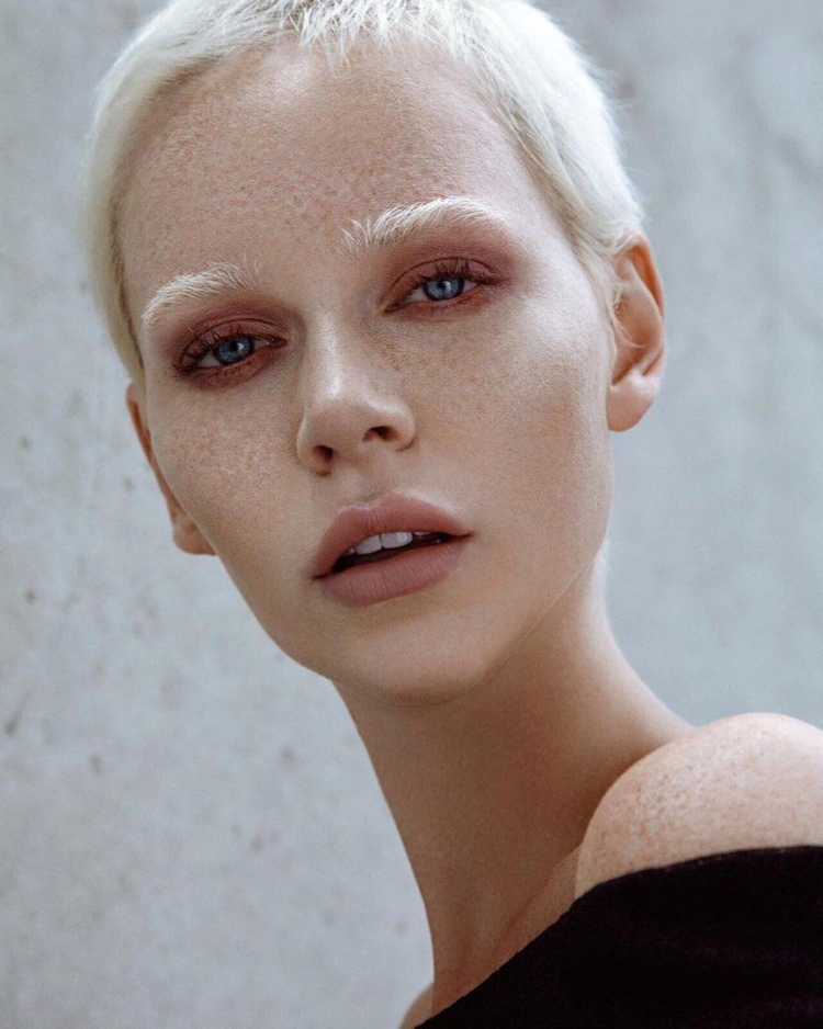 Девушка без ресниц