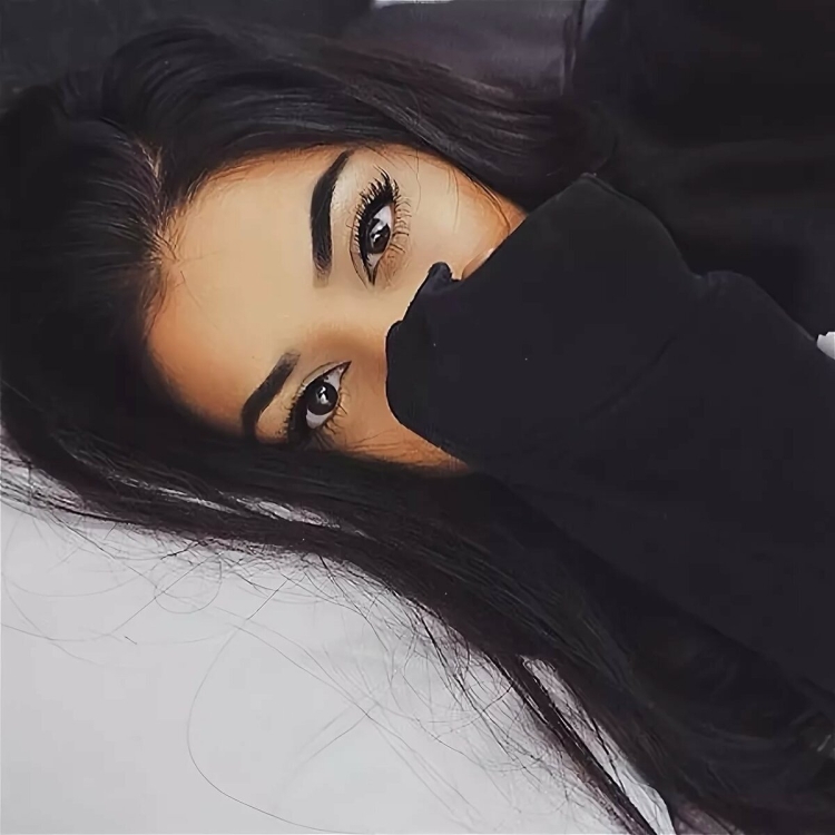 Девушка с черными волосами