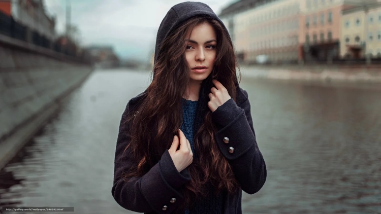 Девушка с темными волосами