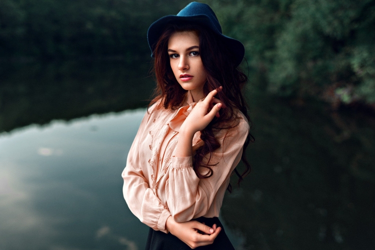 Красивая девушка с каштановыми волосами