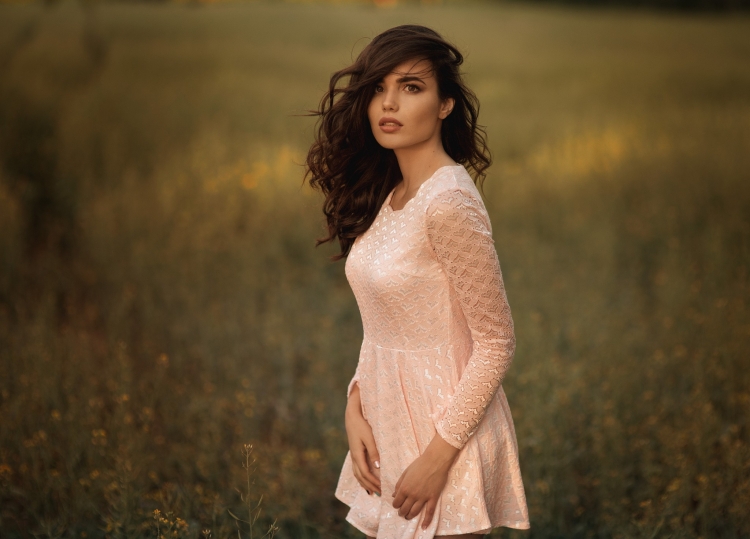 Девушка в пол оборота в платье