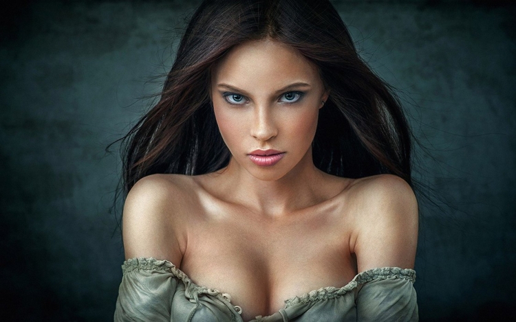 Портрет девушки на темном фоне