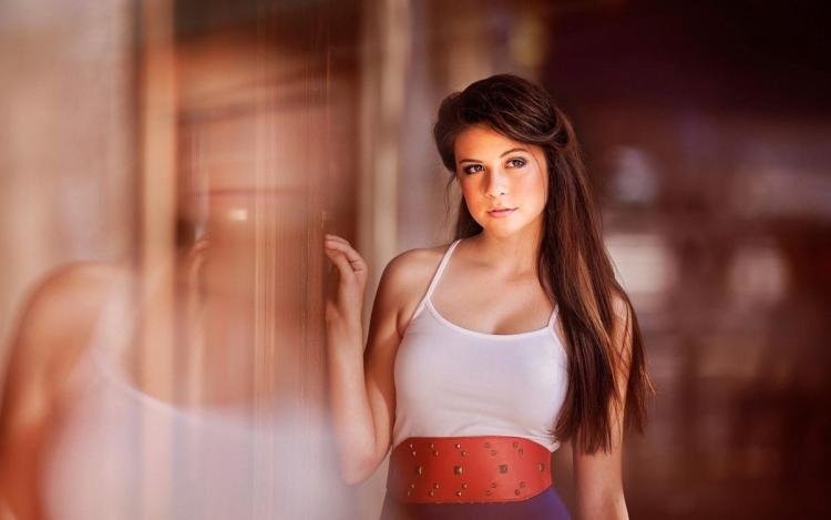 Девушка по пояс